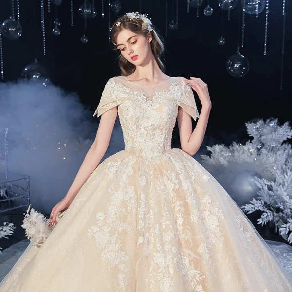 Schöne Champagner Hochzeits Brautkleider / Hochzeitskleider 2020 Ballkleid Durchsichtige Rundhalsausschnitt Kurze Ärmel Rückenfreies Applikationen Spitze Perlenstickerei Glanz Tülle Kathedrale Schleppe Rüschen