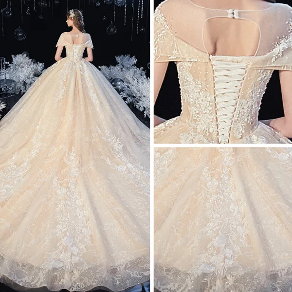 Schöne Champagner Hochzeits Brautkleider / Hochzeitskleider 2020 Ballkleid Durchsichtige Rundhalsausschnitt Kurze Ärmel Rückenfreies Applikationen Spitze Perlenstickerei Glanz Tülle Kathedrale Schleppe Rüschen