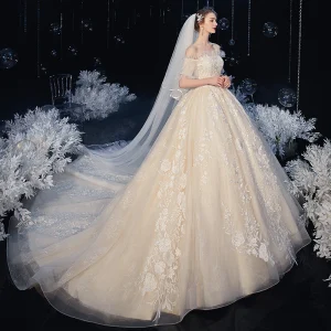 Style Victorien Ivoire La Mariée Robe De Mariée 2020 Robe Boule De L 039 Épaule Gonflée Manches Courtes Dos Nu Fleur Appliques En Dentelle Perlage Cathedral Train Volants