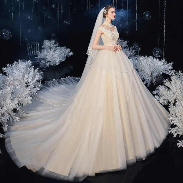 Vintage / Originale Ivoire La Mariée Robe De Mariée 2020 Princesse Transparentes Col Haut Sans Manches Dos Nu Appliques En Dentelle Perlage Chapel Train Volants
