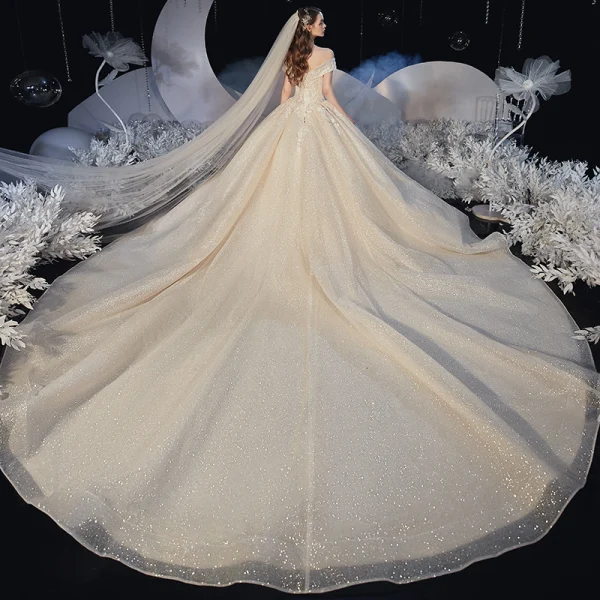 Élégant Champagne La Mariée Robe De Mariée 2020 Robe Boule De l'épaule Manches Courtes Dos Nu Appliques En Dentelle Perlage Glitter Tulle Royal Train Volants