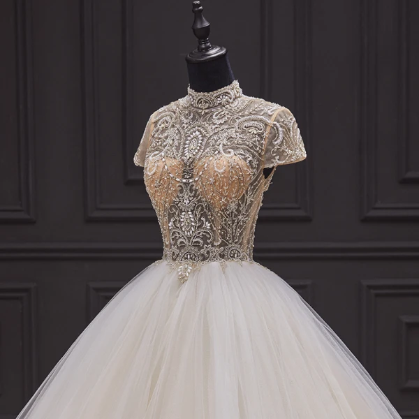 Illusion Ivory / Creme Hochzeits Brautkleider / Hochzeitskleider 2020 Ballkleid Durchsichtige Stehkragen Kurze Ärmel Rückenfreies Handgefertigt Perlenstickerei Kapelle-Schleppe