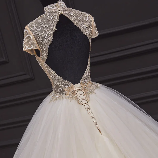 Illusion Ivory / Creme Hochzeits Brautkleider / Hochzeitskleider 2020 Ballkleid Durchsichtige Stehkragen Kurze Ärmel Rückenfreies Handgefertigt Perlenstickerei Kapelle-Schleppe