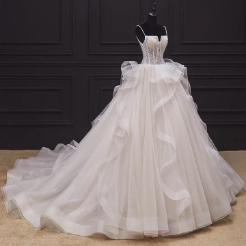Luxe Champagne La Mariée Robe De Mariée 2020 Robe Boule Bretelles Spaghetti Manches Courtes Dos Nu Appliques En Dentelle Perlage Chapel Train Volants