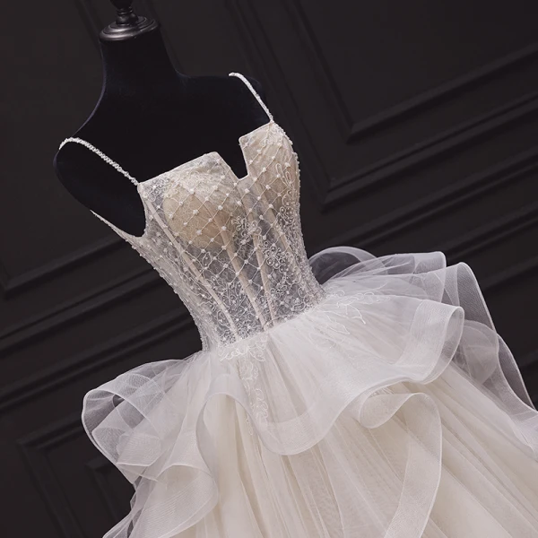 Luxus / Herrlich Champagner Hochzeits Brautkleider / Hochzeitskleider 2020 Ballkleid Spaghettiträger Kurze Ärmel Rückenfreies Applikationen Spitze Perlenstickerei Kapelle-Schleppe Rüschen
