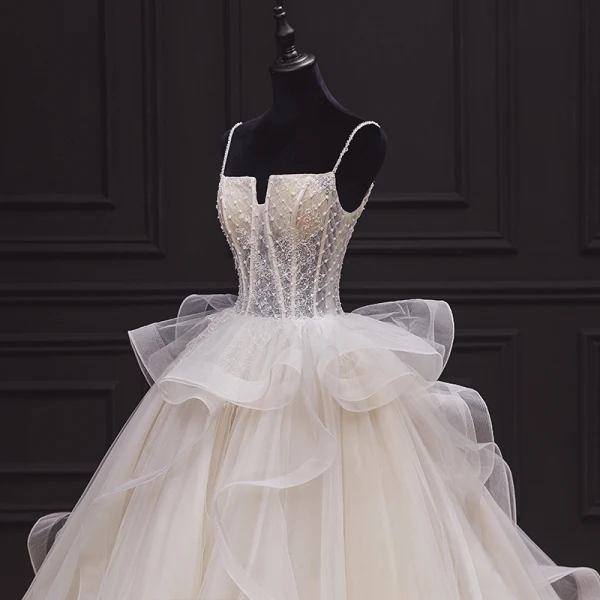 Luxus / Herrlich Champagner Hochzeits Brautkleider / Hochzeitskleider 2020 Ballkleid Spaghettiträger Kurze Ärmel Rückenfreies Applikationen Spitze Perlenstickerei Kapelle-Schleppe Rüschen