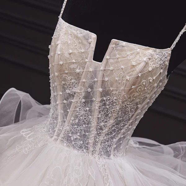 Luxus / Herrlich Champagner Hochzeits Brautkleider / Hochzeitskleider 2020 Ballkleid Spaghettiträger Kurze Ärmel Rückenfreies Applikationen Spitze Perlenstickerei Kapelle-Schleppe Rüschen