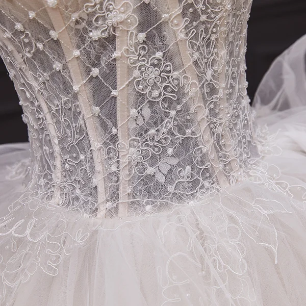 Luxus / Herrlich Champagner Hochzeits Brautkleider / Hochzeitskleider 2020 Ballkleid Spaghettiträger Kurze Ärmel Rückenfreies Applikationen Spitze Perlenstickerei Kapelle-Schleppe Rüschen