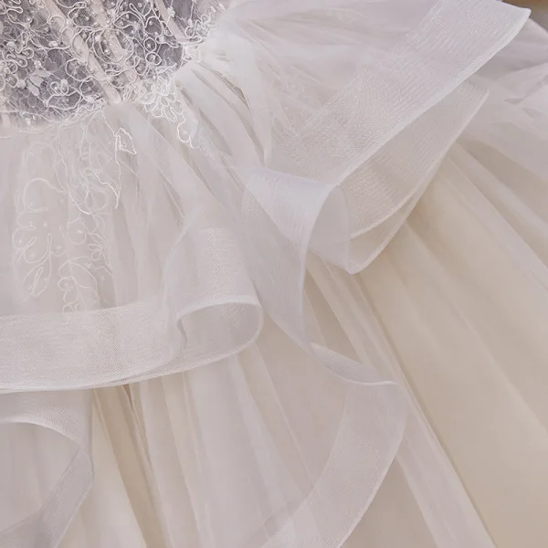 Luxus / Herrlich Champagner Hochzeits Brautkleider / Hochzeitskleider 2020 Ballkleid Spaghettiträger Kurze Ärmel Rückenfreies Applikationen Spitze Perlenstickerei Kapelle-Schleppe Rüschen