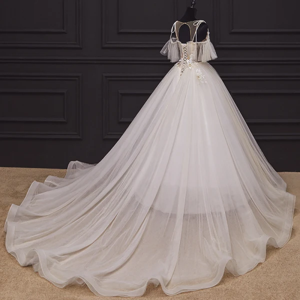 Illusion Champagner Hochzeits Brautkleider / Hochzeitskleider 2020 Ballkleid Durchsichtige Rundhalsausschnitt Kurze Ärmel Rückenfreies Applikationen Blumen Perlenstickerei Kapelle-Schleppe Rüschen
