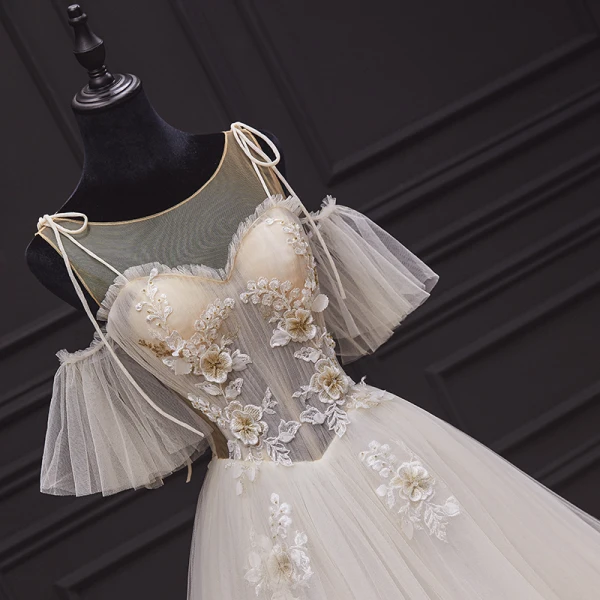 Illusion Champagner Hochzeits Brautkleider / Hochzeitskleider 2020 Ballkleid Durchsichtige Rundhalsausschnitt Kurze Ärmel Rückenfreies Applikationen Blumen Perlenstickerei Kapelle-Schleppe Rüschen