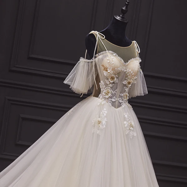 Illusion Champagner Hochzeits Brautkleider / Hochzeitskleider 2020 Ballkleid Durchsichtige Rundhalsausschnitt Kurze Ärmel Rückenfreies Applikationen Blumen Perlenstickerei Kapelle-Schleppe Rüschen