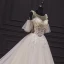 Illusion Champagner Hochzeits Brautkleider / Hochzeitskleider 2020 Ballkleid Durchsichtige Rundhalsausschnitt Kurze Ärmel Rückenfreies Applikationen Blumen Perlenstickerei Kapelle-Schleppe Rüschen