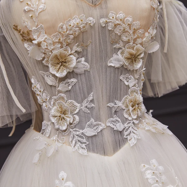 Illusion Champagner Hochzeits Brautkleider / Hochzeitskleider 2020 Ballkleid Durchsichtige Rundhalsausschnitt Kurze Ärmel Rückenfreies Applikationen Blumen Perlenstickerei Kapelle-Schleppe Rüschen