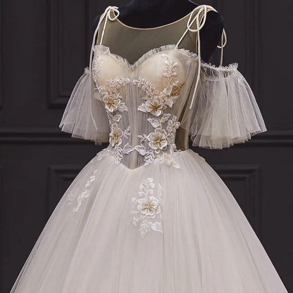 Illusion Champagner Hochzeits Brautkleider / Hochzeitskleider 2020 Ballkleid Durchsichtige Rundhalsausschnitt Kurze Ärmel Rückenfreies Applikationen Blumen Perlenstickerei Kapelle-Schleppe Rüschen