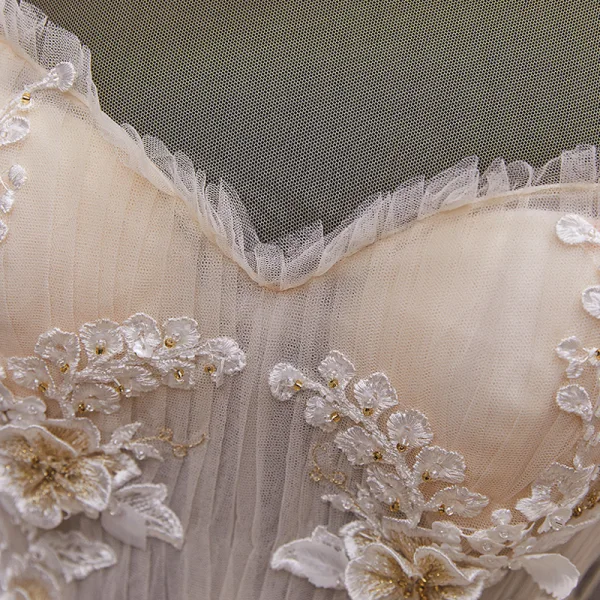 Illusion Champagner Hochzeits Brautkleider / Hochzeitskleider 2020 Ballkleid Durchsichtige Rundhalsausschnitt Kurze Ärmel Rückenfreies Applikationen Blumen Perlenstickerei Kapelle-Schleppe Rüschen