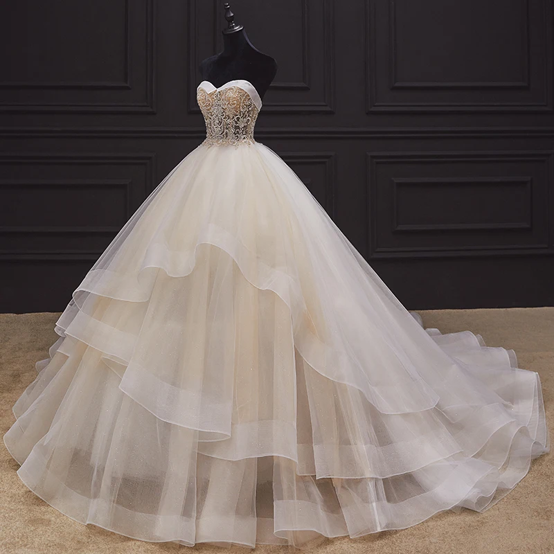 Luksus Champagne Bryllups Brudekjoler 2020 Ballkjole Kjæreste Uten Ermer Ryggløse Beading Chapel Train Gripende Ruffles