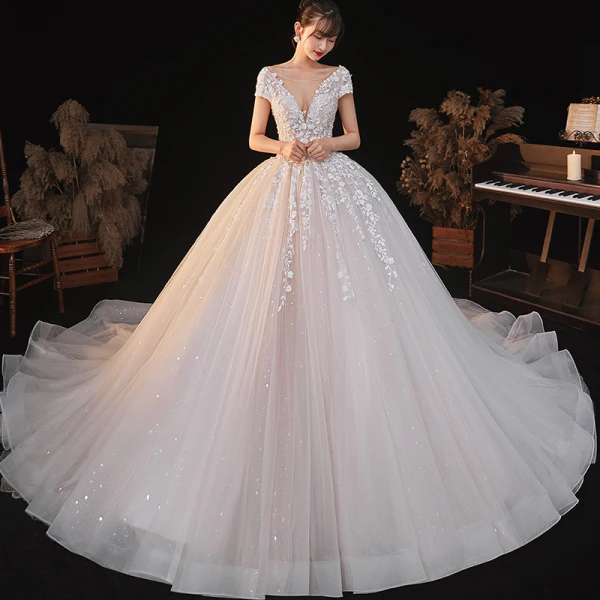 Romantique Champagne La Mariée Robe De Mariée 2020 Robe Boule Transparentes Col v profond Manches Courtes Dos Nu Appliques En Dentelle Perlage Étoile Paillettes Glitter Tulle Cathedral Train Volants