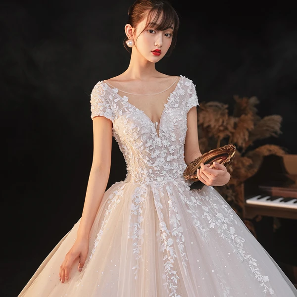 Romantique Champagne La Mariée Robe De Mariée 2020 Robe Boule Transparentes Col v profond Manches Courtes Dos Nu Appliques En Dentelle Perlage Étoile Paillettes Glitter Tulle Cathedral Train Volants