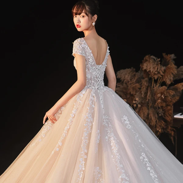 Romantique Champagne La Mariée Robe De Mariée 2020 Robe Boule Transparentes Col v profond Manches Courtes Dos Nu Appliques En Dentelle Perlage Étoile Paillettes Glitter Tulle Cathedral Train Volants