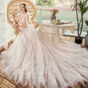 Champagne Jardin Extérieur Légère Robe De Mariée 2020 Princesse Bretelles Spaghetti Sans Manches Dos Nu Appliques Paillettes Glitter Tulle Tribunal Train Volants