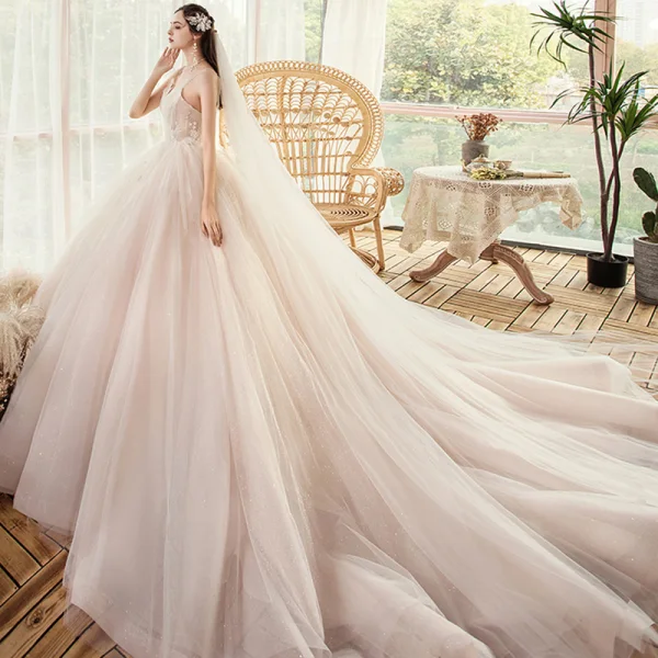 Luxe Champagne La Mariée Robe De Mariée 2020 Robe Boule Transparentes Col v profond Bretelles Spaghetti Sans Manches Dos Nu Appliques En Dentelle Perlage Glitter Tulle Chapel Train Volants