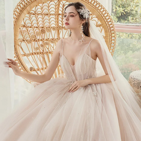 Luxe Champagne La Mariée Robe De Mariée 2020 Robe Boule Transparentes Col v profond Bretelles Spaghetti Sans Manches Dos Nu Appliques En Dentelle Perlage Glitter Tulle Chapel Train Volants