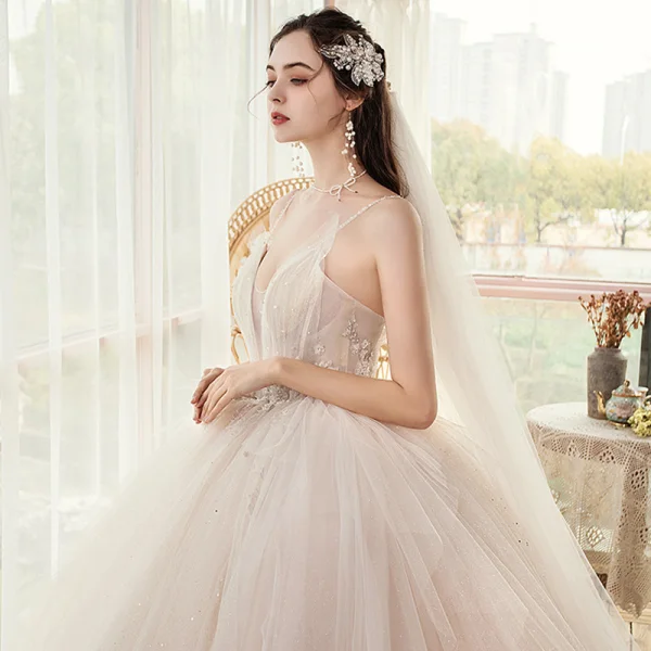 Luxe Champagne La Mariée Robe De Mariée 2020 Robe Boule Transparentes Col v profond Bretelles Spaghetti Sans Manches Dos Nu Appliques En Dentelle Perlage Glitter Tulle Chapel Train Volants