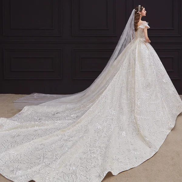 Vintage / Originale Champagne La Mariée Robe De Mariée 2020 Robe Boule Transparentes Encolure Carrée Manches Courtes Dos Nu Perlage Appliques En Dentelle Paillettes Glitter Tulle Cathedral Train Volants