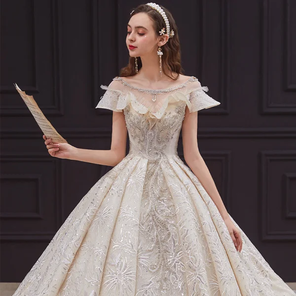 Vintage / Originale Champagne La Mariée Robe De Mariée 2020 Robe Boule Transparentes Encolure Carrée Manches Courtes Dos Nu Perlage Appliques En Dentelle Paillettes Glitter Tulle Cathedral Train Volants