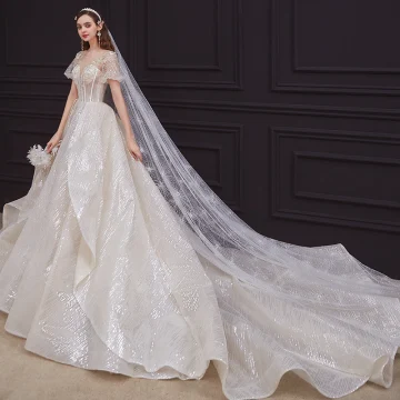 Style Victorien Champagne La Mariée Robe De Mariée 2020 Robe Boule Transparentes Encolure Dégagée Gonflée Manches Courtes Dos Nu Perlage Appliques En Dentelle Paillettes Cathedral Train Volants