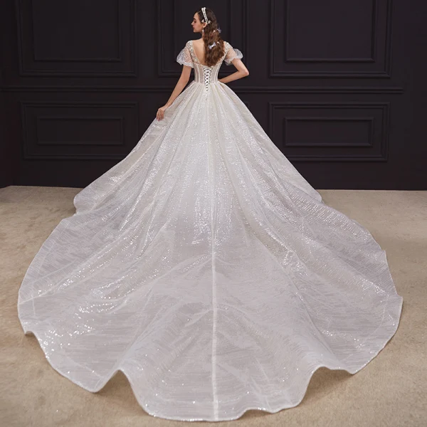 Style Victorien Champagne La Mariée Robe De Mariée 2020 Robe Boule Transparentes Encolure Dégagée Gonflée Manches Courtes Dos Nu Perlage Appliques En Dentelle Paillettes Cathedral Train Volants