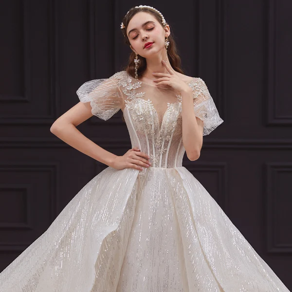 Style Victorien Champagne La Mariée Robe De Mariée 2020 Robe Boule Transparentes Encolure Dégagée Gonflée Manches Courtes Dos Nu Perlage Appliques En Dentelle Paillettes Cathedral Train Volants