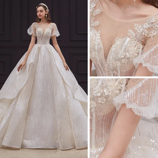 Style Victorien Champagne La Mariée Robe De Mariée 2020 Robe Boule Transparentes Encolure Dégagée Gonflée Manches Courtes Dos Nu Perlage Appliques En Dentelle Paillettes Cathedral Train Volants