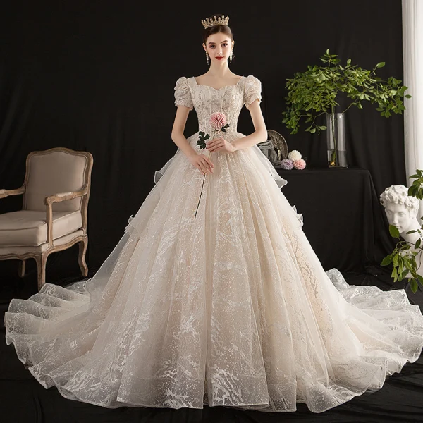 Vintage / Originale Style Victorien Champagne La Mariée Robe De Mariée 2020 Robe Boule Encolure Carrée Gonflée Manches Courtes Dos Nu Appliques Paillettes Glitter Tulle Cathedral Train