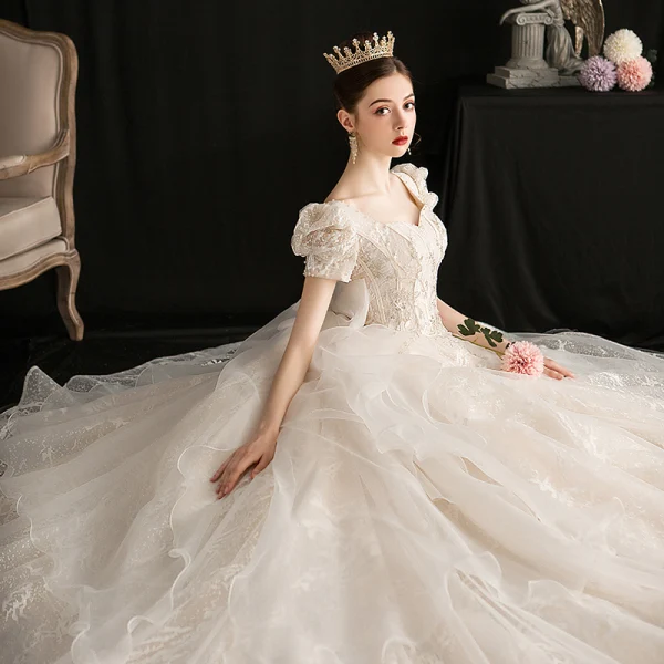 Vintage / Originale Style Victorien Champagne La Mariée Robe De Mariée 2020 Robe Boule Encolure Carrée Gonflée Manches Courtes Dos Nu Appliques Paillettes Glitter Tulle Cathedral Train