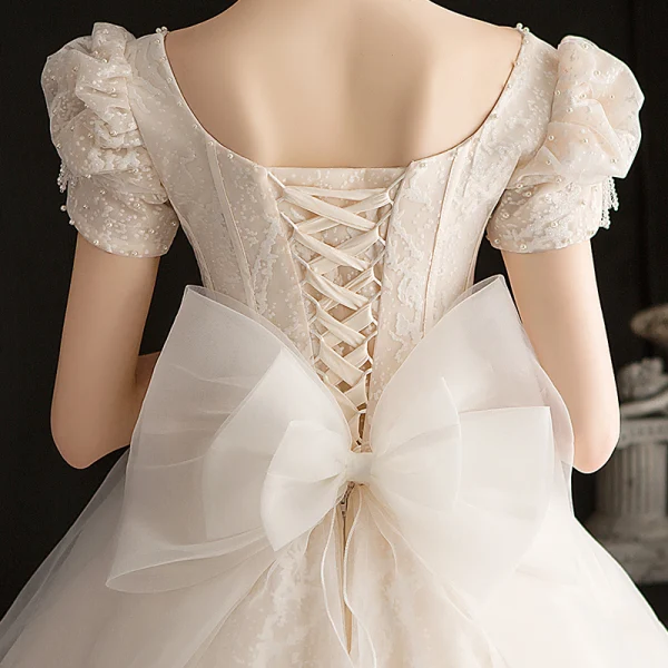 Vintage / Originale Style Victorien Champagne La Mariée Robe De Mariée 2020 Robe Boule Encolure Carrée Gonflée Manches Courtes Dos Nu Appliques Paillettes Glitter Tulle Cathedral Train