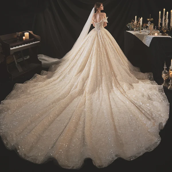 Élégant Champagne La Mariée Robe De Mariée 2020 Robe Boule De l'épaule Manches Courtes Dos Nu Appliques En Dentelle Paillettes Perlage Cathedral Train Volants
