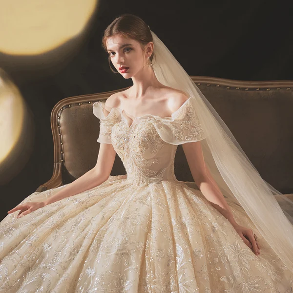 Élégant Champagne La Mariée Robe De Mariée 2020 Robe Boule De l'épaule Manches Courtes Dos Nu Appliques En Dentelle Paillettes Perlage Cathedral Train Volants