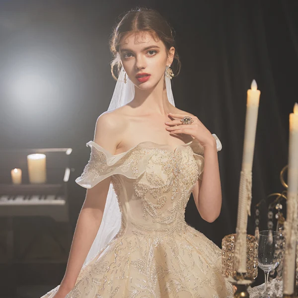 Élégant Champagne La Mariée Robe De Mariée 2020 Robe Boule De l'épaule Manches Courtes Dos Nu Appliques En Dentelle Paillettes Perlage Cathedral Train Volants