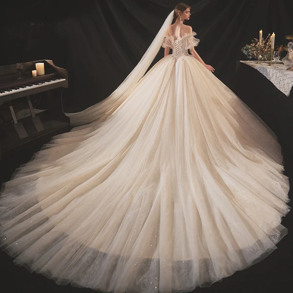 Victoriaanse stijl Champagne Bruids Trouwjurken 2020 Baljurk Uit De Schouder Gezwollen Korte Mouwen Ruglooze Appliques Kant Kralen Glans Tule Cathedral Train Ruche