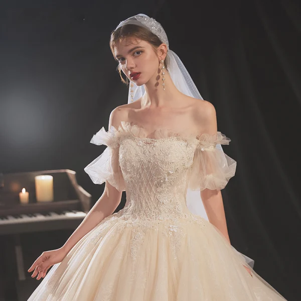 Victoriaanse stijl Champagne Bruids Trouwjurken 2020 Baljurk Uit De Schouder Gezwollen Korte Mouwen Ruglooze Appliques Kant Kralen Glans Tule Cathedral Train Ruche