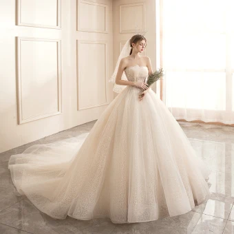 Abordable Champagne La Mariée Robe De Mariée 2020 Robe Boule Bustier Sans Manches Dos Nu Appliques En Dentelle Perlage Glitter Tulle Chapel Train Volants