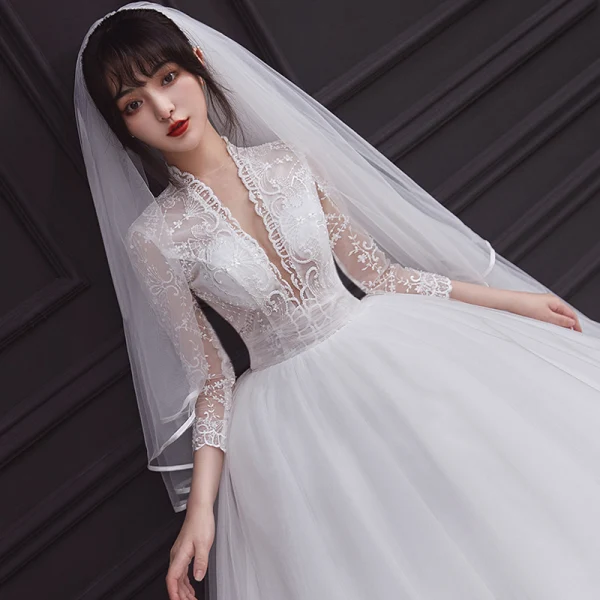 Vintage / Originale Blanche La Mariée Robe De Mariée 2020 Empire Transparentes Col v profond 3/4 Manches Appliques En Dentelle Perlage Volants Tribunal Train