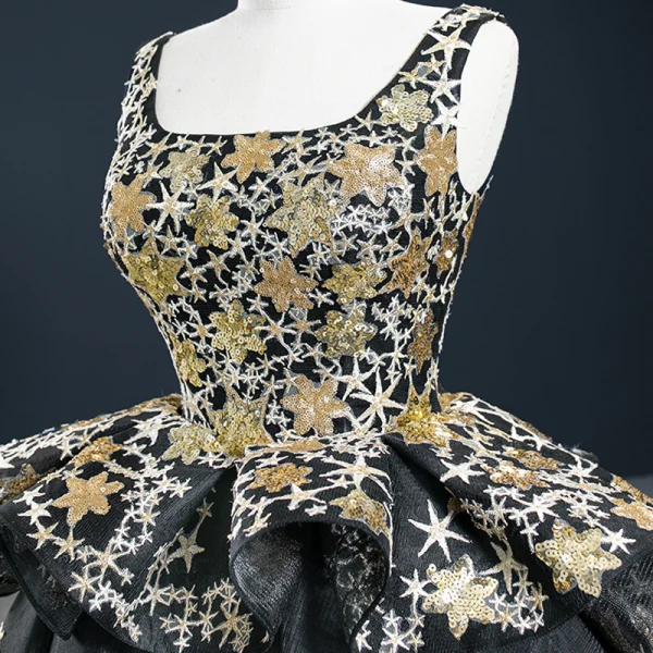 Vintage / Originale Quinceañera Noire Robe De Bal 2020 Robe Boule Encolure Carrée Sans Manches Étoile Brodé Paillettes Asymétrique Dos Nu Volants Robe De Ceremonie