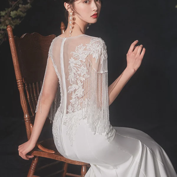 Chic / Belle Ivoire Satin Transparentes Robe De Mariée 2020 Trompette / Sirène Encolure Dégagée Manches Courtes Perlage Gland Appliques En Dentelle Tribunal Train
