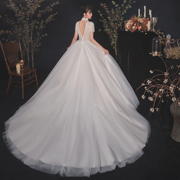 Vintage Ivory / Creme Spitze Hochzeits Brautkleider / Hochzeitskleider 2020 Ballkleid Stehkragen Perlenstickerei Kurze Ärmel Rückenfreies Perle Kapelle-Schleppe Rüschen