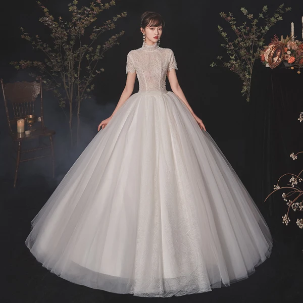 Vintage Ivory / Creme Spitze Hochzeits Brautkleider / Hochzeitskleider 2020 Ballkleid Stehkragen Perlenstickerei Kurze Ärmel Rückenfreies Perle Kapelle-Schleppe Rüschen