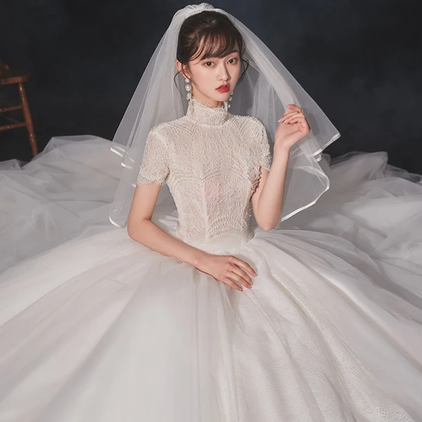 Vintage Ivory / Creme Spitze Hochzeits Brautkleider / Hochzeitskleider 2020 Ballkleid Stehkragen Perlenstickerei Kurze Ärmel Rückenfreies Perle Kapelle-Schleppe Rüschen