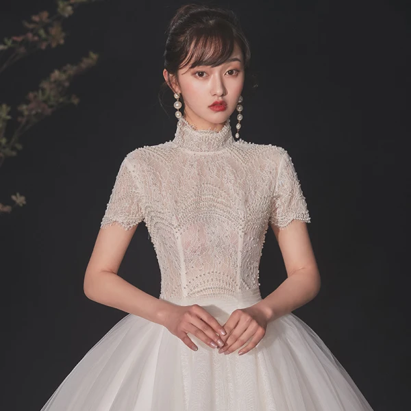 Vintage Ivory / Creme Spitze Hochzeits Brautkleider / Hochzeitskleider 2020 Ballkleid Stehkragen Perlenstickerei Kurze Ärmel Rückenfreies Perle Kapelle-Schleppe Rüschen